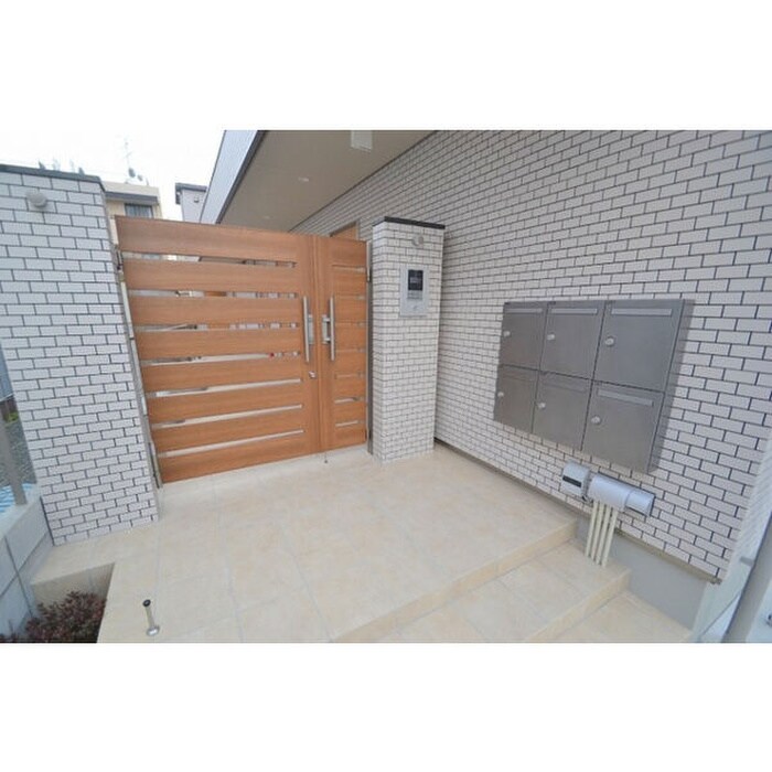 物件外観写真3　(エントランス部分)