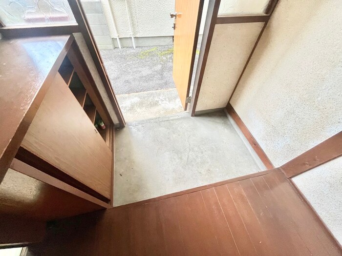 物件内観写真12　(玄関)