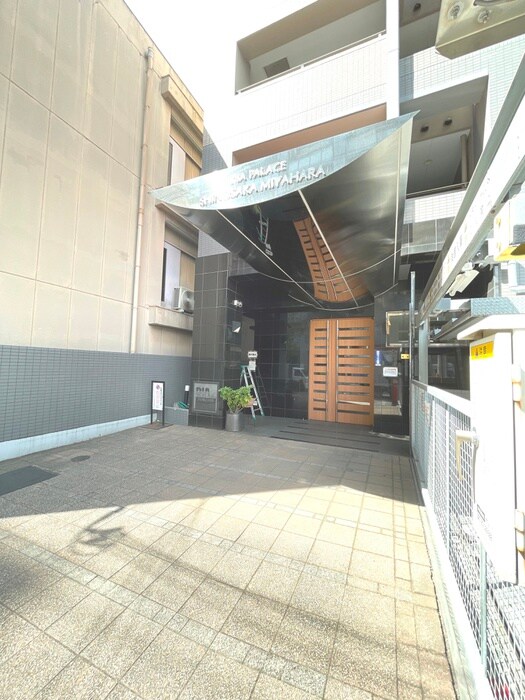 物件外観写真4　(エントランス部分)