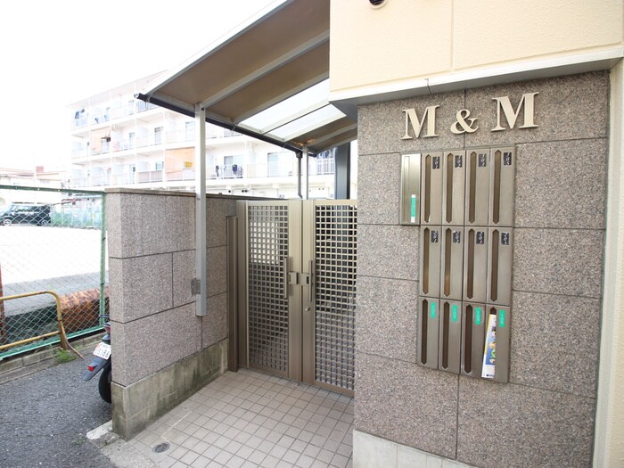 物件外観写真3　(エントランス部分)