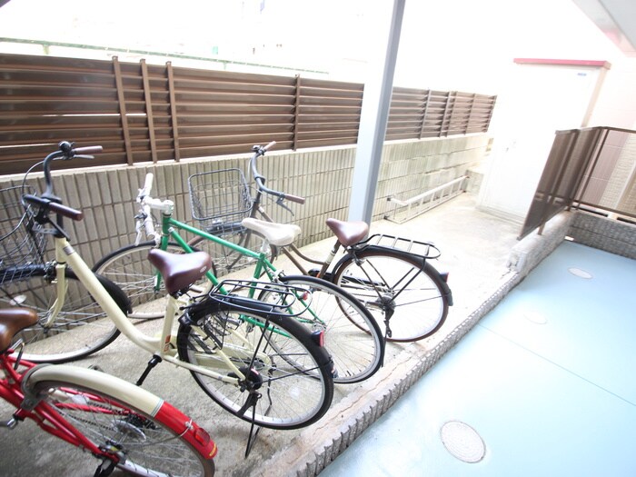 物件外観写真4　(駐輪場)