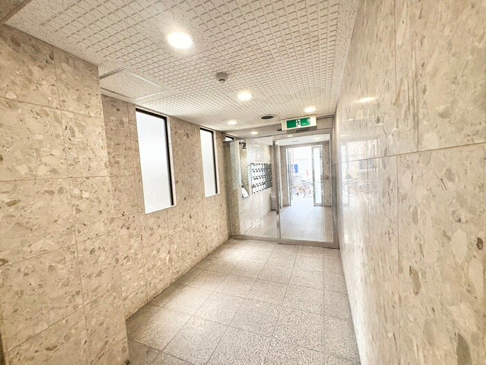 物件外観写真3　(エントランス部分)