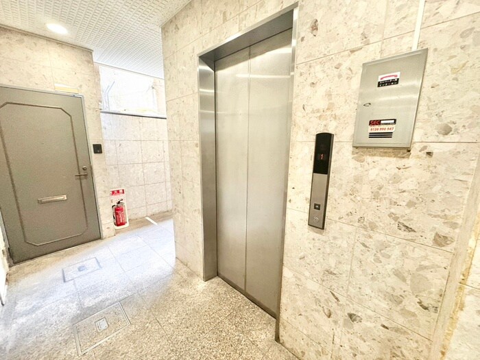 物件外観写真4　(エントランス部分)