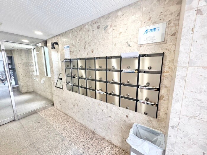 物件外観写真5　(エントランス部分)