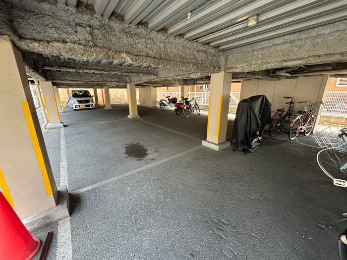 物件外観写真6　(駐車場)