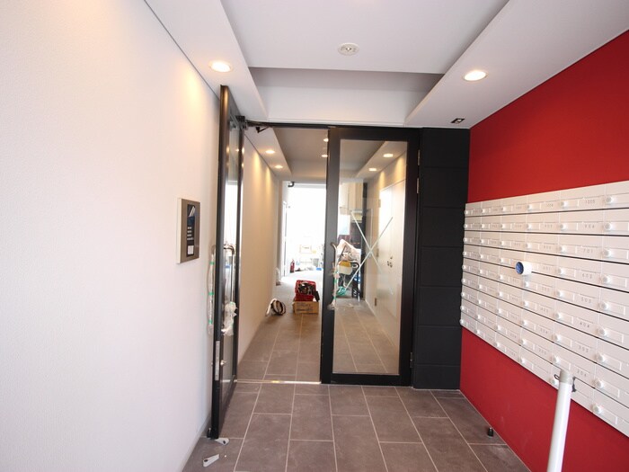 物件外観写真2　(エントランス部分)