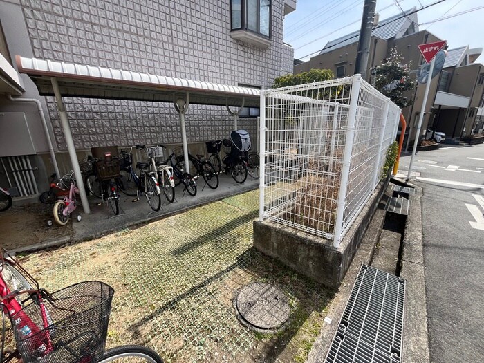 物件外観写真5　(駐輪場)