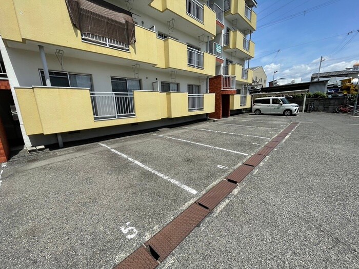 物件外観写真2　(駐車場)