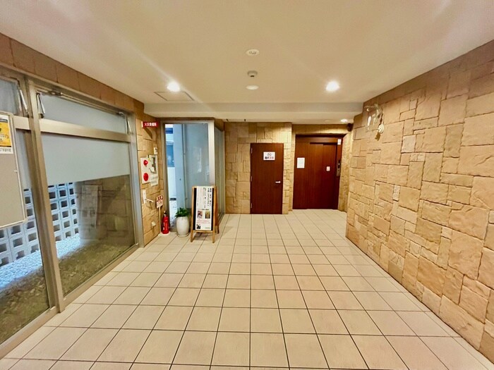 物件外観写真2　(エントランス部分)