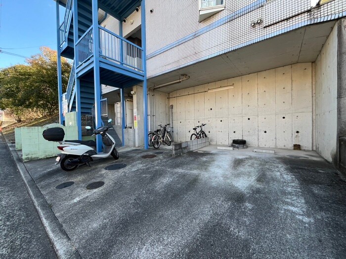 物件外観写真3　(駐車場)