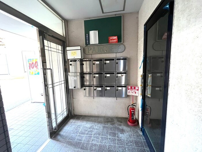 物件外観写真3　(エントランス部分)