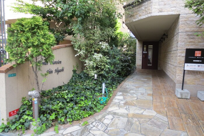 物件外観写真2　(エントランス部分)