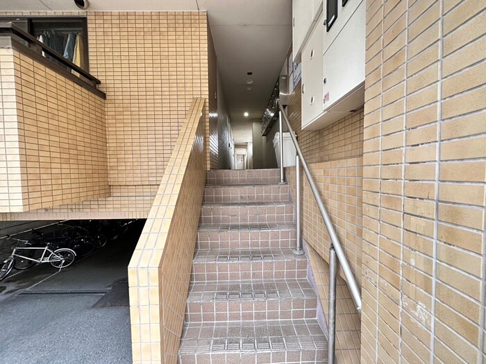 物件外観写真4　(エントランス部分)