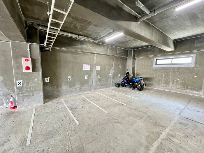 物件外観写真5　(バイク置き場)