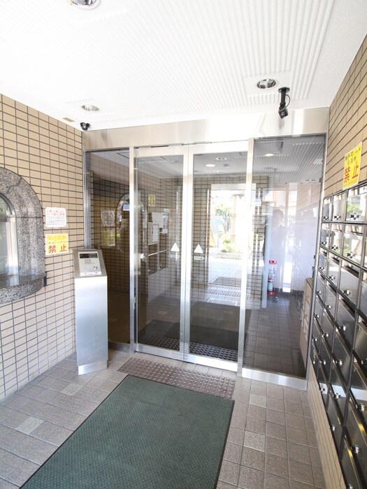 物件外観写真2　(エントランス部分)