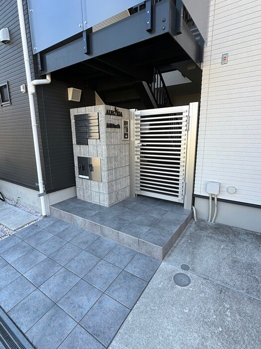 物件外観写真3　(エントランス部分)