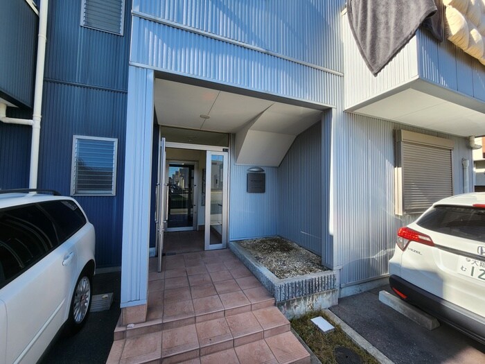 物件外観写真3　(エントランス部分)
