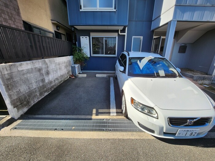 物件外観写真4　(駐車場)