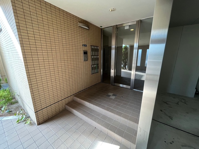 物件外観写真2　(エントランス部分)