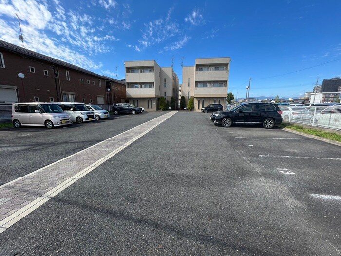 物件外観写真5　(駐車場)