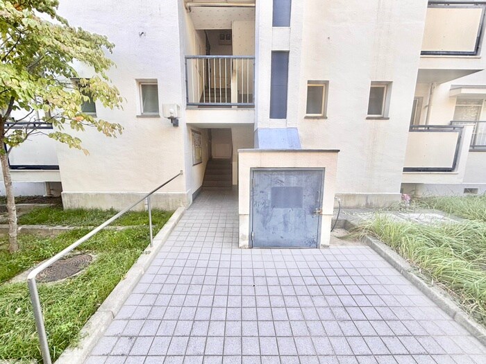 物件外観写真3　(エントランス部分)