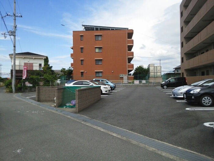 物件外観写真4　(駐車場)