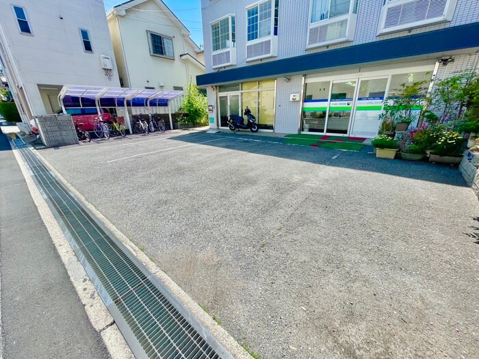 物件外観写真3　(駐車場)