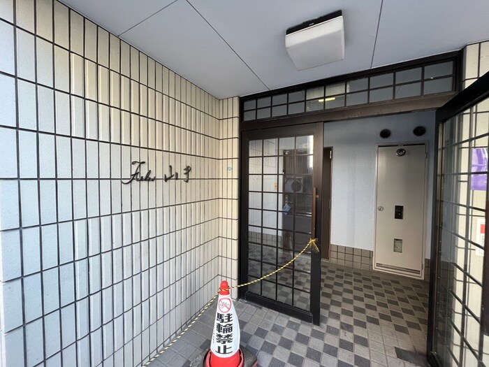 物件外観写真3　(エントランス部分)
