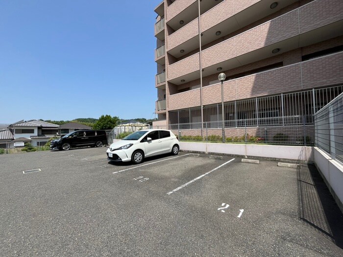 物件外観写真2　(駐車場)