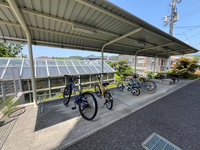 物件外観写真3　(駐輪場)