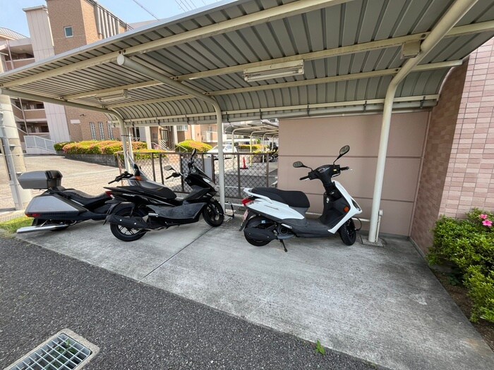 物件外観写真4　(バイク置き場)