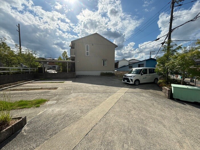 物件外観写真2　(駐車場)