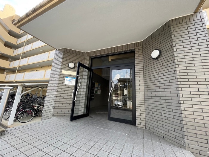 物件外観写真3　(エントランス部分)