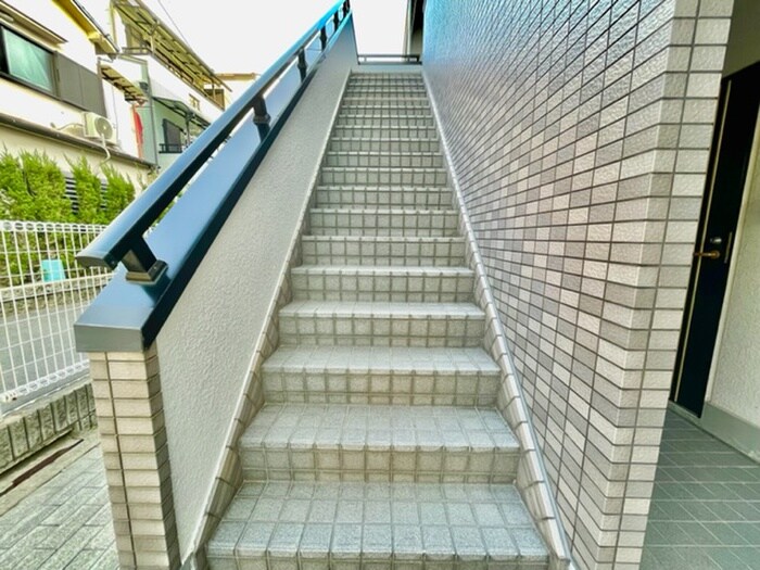 物件外観写真4　(エントランス部分)