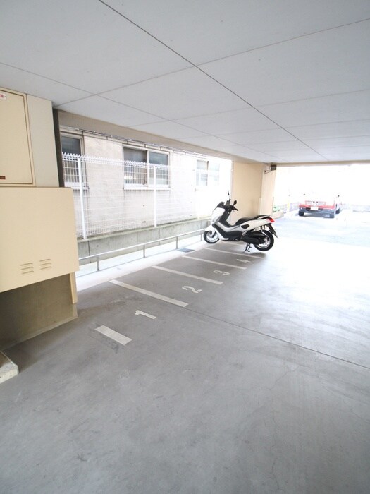 物件外観写真3　(駐輪場)