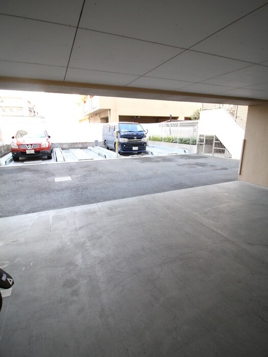 物件外観写真4　(駐車場)