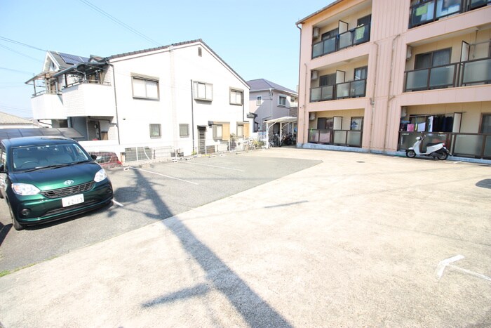 物件外観写真3　(駐車場)