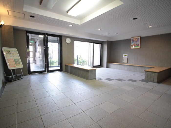 物件外観写真2　(エントランス部分)