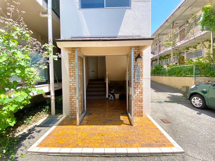 物件外観写真2　(エントランス部分)