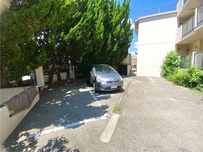 物件外観写真4　(駐車場)