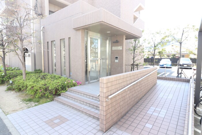物件外観写真2　(エントランス部分)