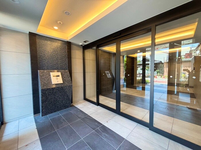 物件外観写真2　(エントランス部分)