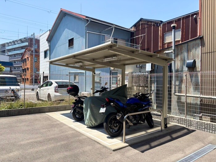 物件外観写真3　(バイク置き場)