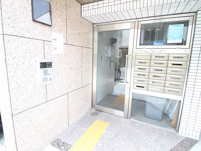 物件外観写真2　(エントランス部分)
