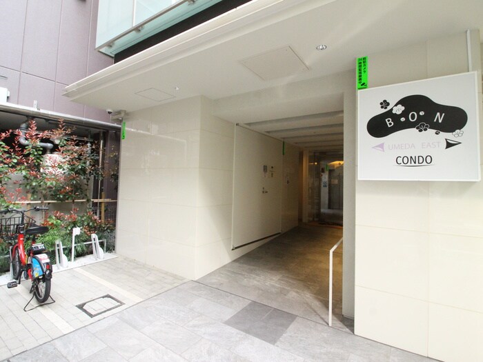 物件外観写真2　(エントランス部分)