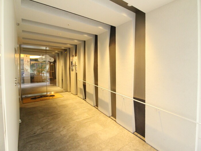 物件外観写真3　(エントランス部分)