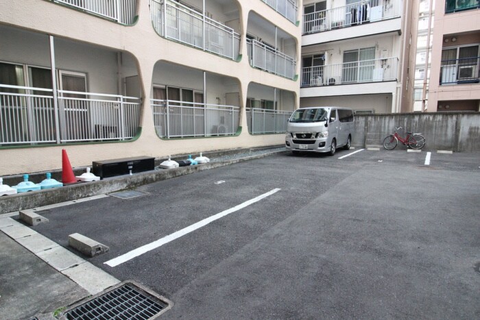 物件外観写真3　(駐車場)