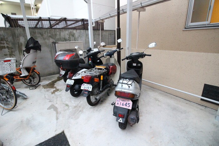 物件外観写真5　(バイク置き場)