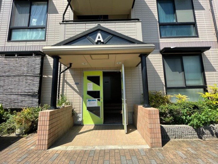 物件外観写真2　(エントランス部分)