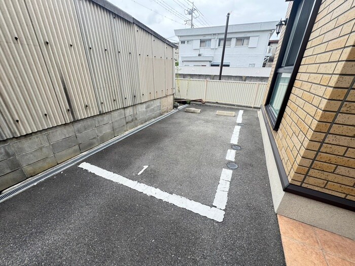 物件外観写真2　(駐車場)